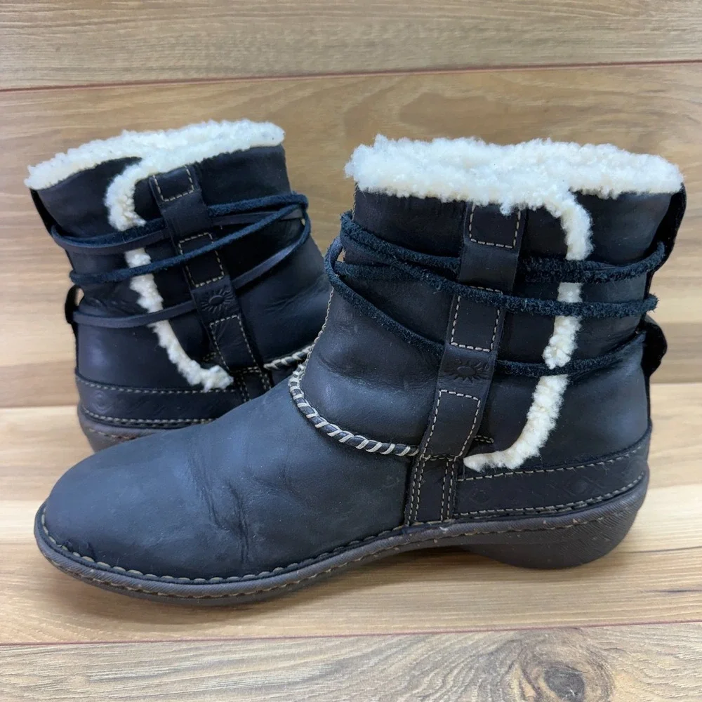 UGG Cove Ankle Boots 9 Black Leather Shearling Fur Lined Cozy Sherpa Cabin Core